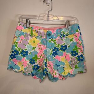 Lilly Pulitzer EUC multicolored floral buttercup scallop leg short Size 0